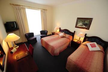 Фото номера Двухместный номер с 2 отдельными кроватями, вид на сад Отель Butler Arms Hotel г. Уотервилл 7